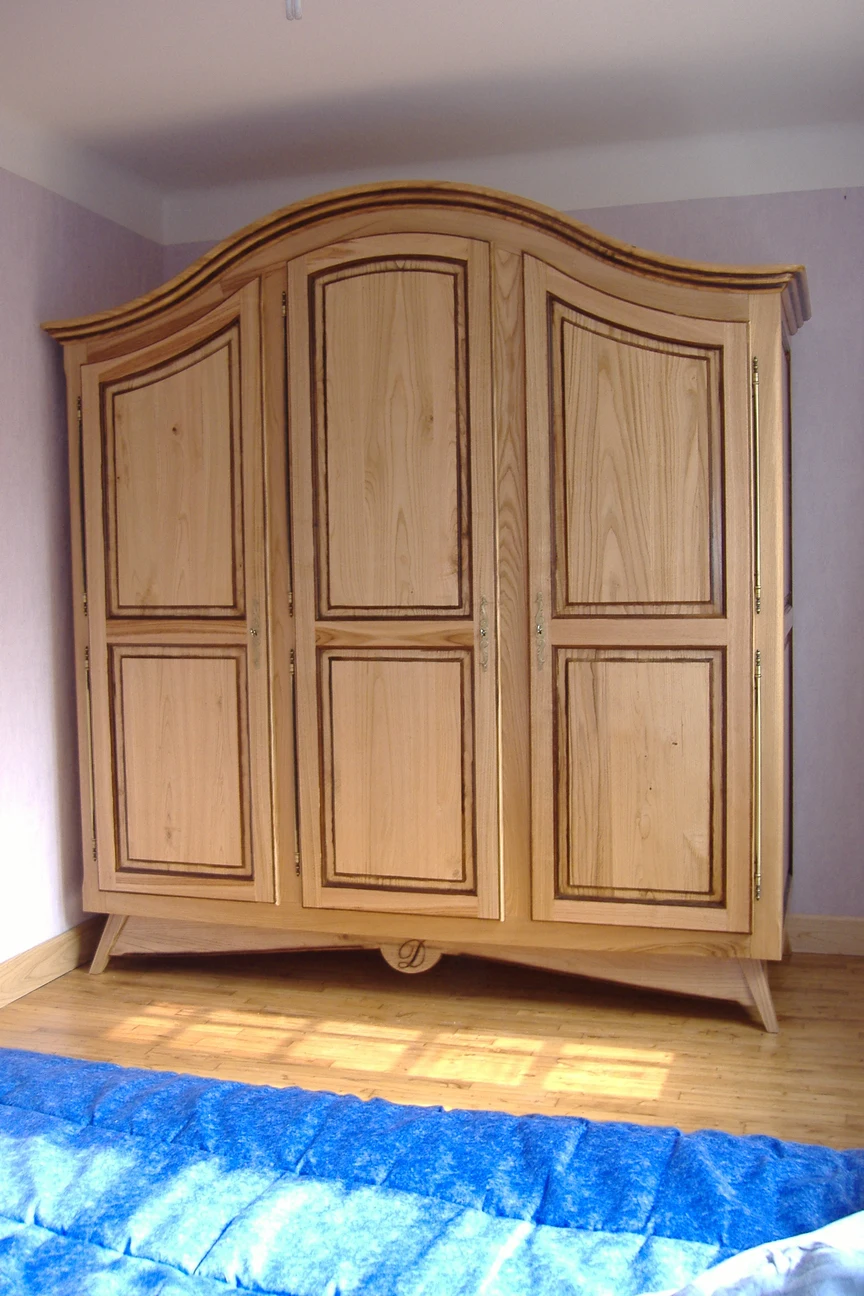 Armoire en châtaignier, finition vernis naturel et moulures patinées