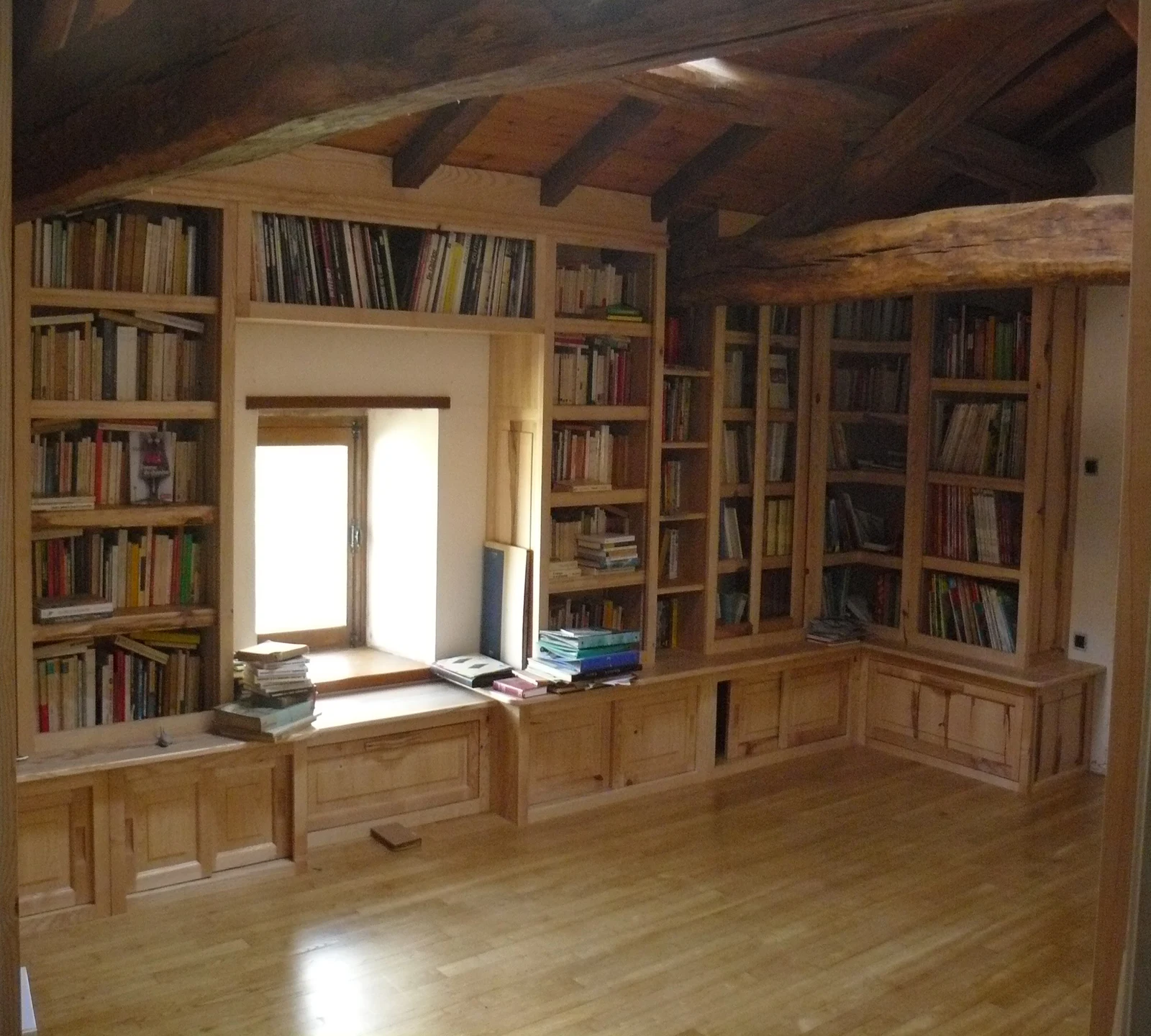 Bibliothèque en frêne, finition vernis naturel